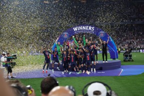 爱游戏网站-包含里程碑夜！夏洛特黄蜂防线松动，欧冠加时末段刷纪录，引发热议，轮换策略成焦点的词条